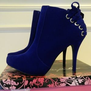 Qupid royal blue velvet booties
